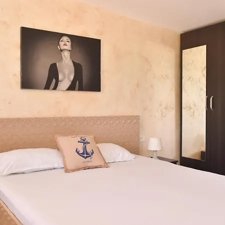 Pensiunea Chiquita Guest house *